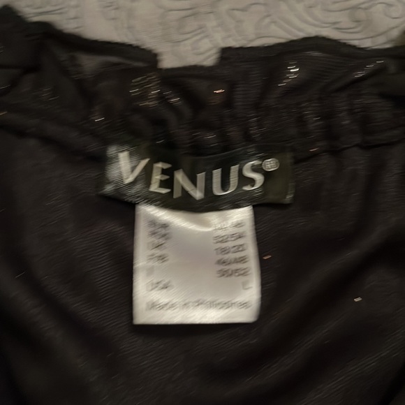 A Venus black with gold polkadots off the shoulder or on the shoulder blouse - Picture 3 of 4